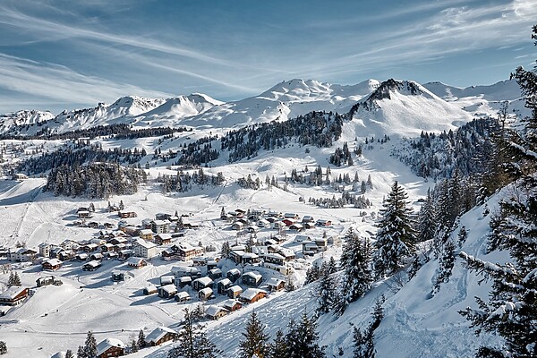 Foto área da vila alpina stoos, na suíça