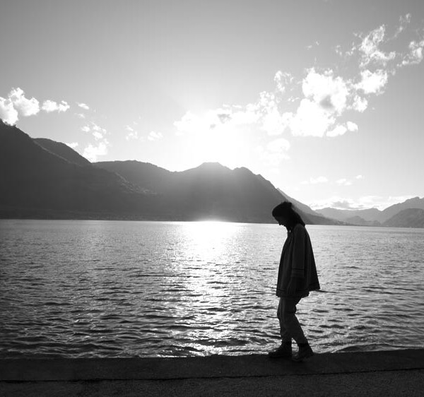 caminhando pelo sol na beira do lago