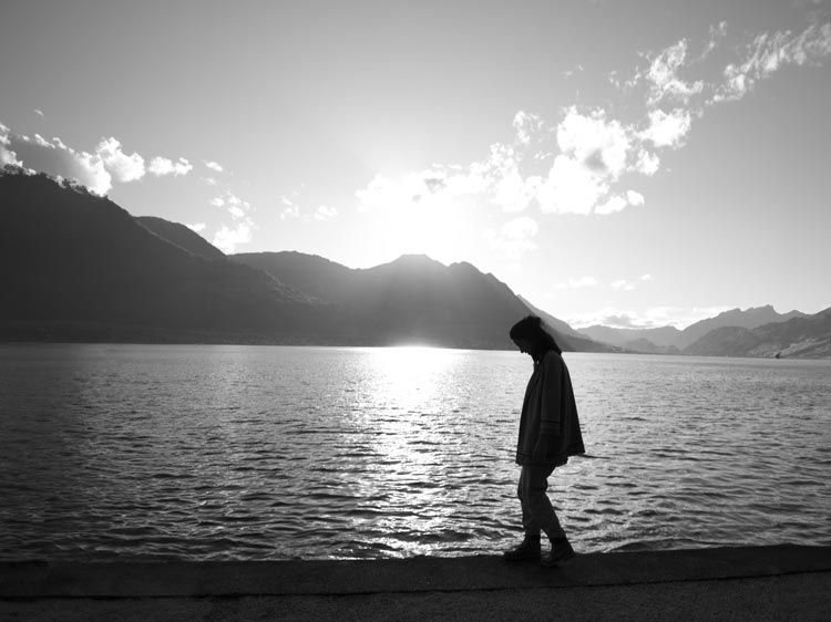 caminhando pelo sol na beira do lago