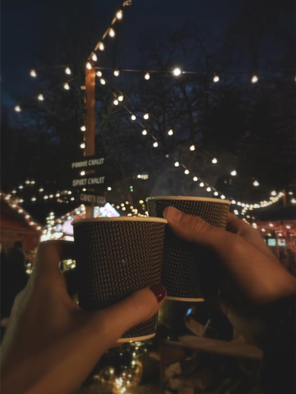 tomando vinho quente no natal